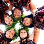 Eine Gruppe Mädchen in hawaiianischen Kleidern.