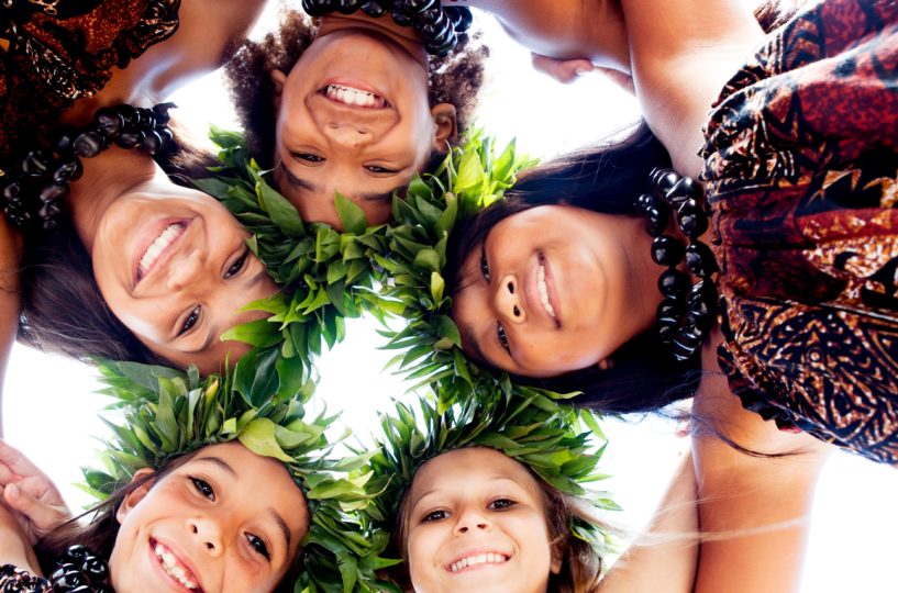 Eine Gruppe Mädchen in hawaiianischen Kleidern.