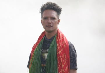 Kumu Pa'a Kawika Foster mit Lei und rotem Tuch