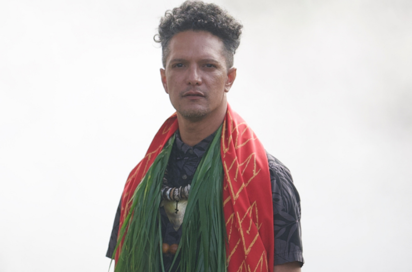 Kumu Pa'a Kawika Foster mit Lei und rotem Tuch