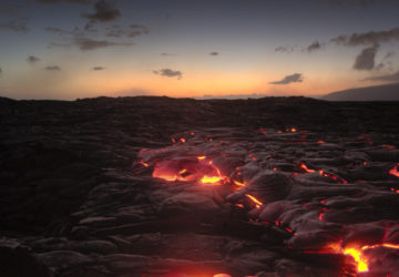 Lava bei Sonnenuntergang in Hawaii