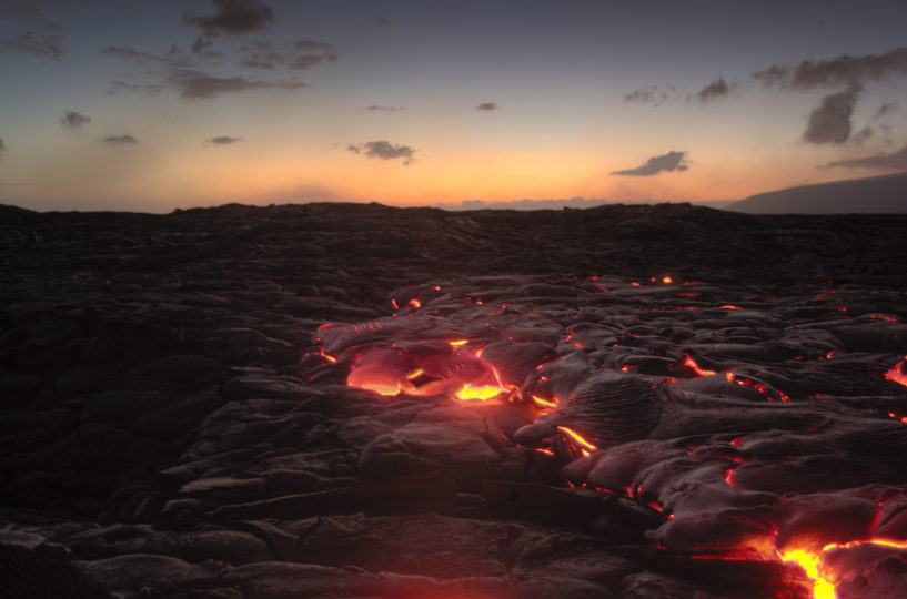 Lava bei Sonnenuntergang in Hawaii