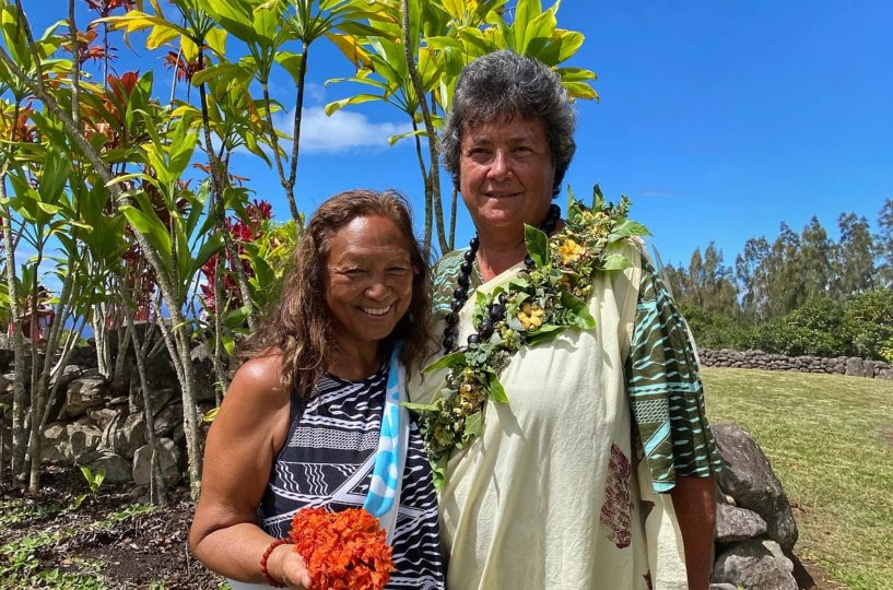 Zwei Frauen in Hawaii posieren für ein Foto.