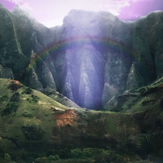 Ein Regenbogen über einem Berg in Hawaii.
