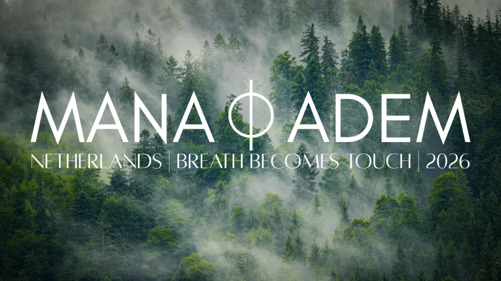 Der Text über einem nebligen, grünen Kiefernwald lautet: "MANA ADEM" mit einer vertikalen Linie und einem Kreis in der Mitte und darunter "NETHERLANDS | LOMI Workshops | BREATH BECOMES TOUCH | 2026" in weißer, moderner Schrift.
